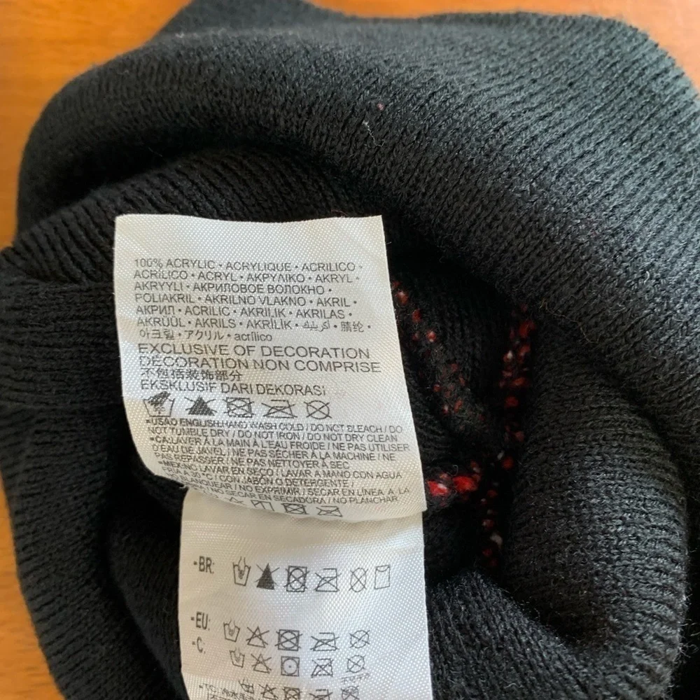 NIKE youth acrylic knit pom pom hat one size fits most